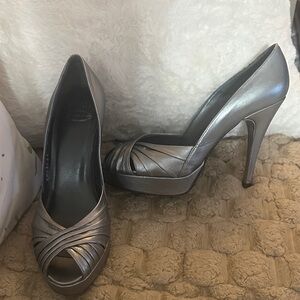 Stuart Weitzman Scoop Elegant leather metallic Silver Peep-Toe Heels